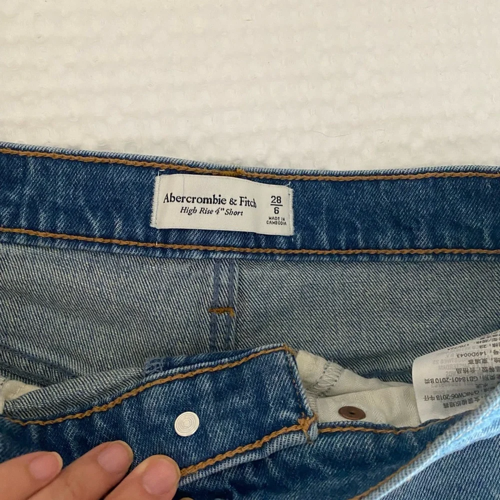 A&F High Rise shorts - Picture 2 of 3